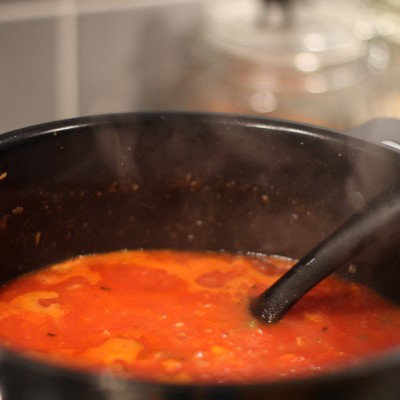 God tomatsås med nyttigheter.